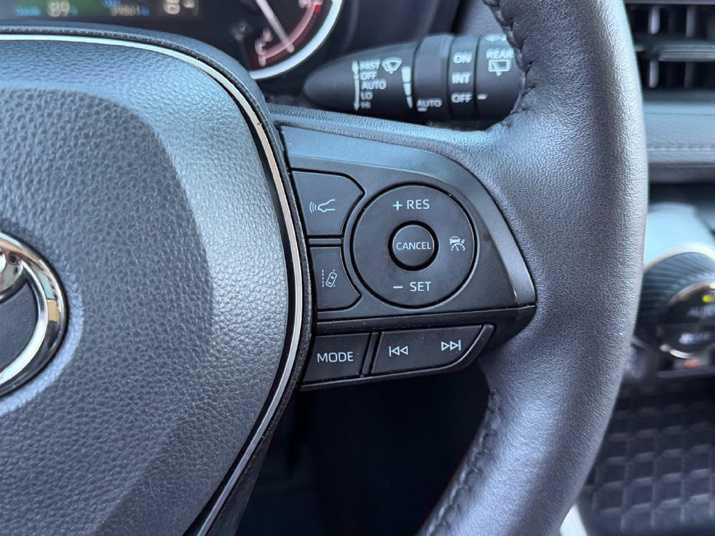 2025 Toyota RAV4 XLE W/ SUNROOF!