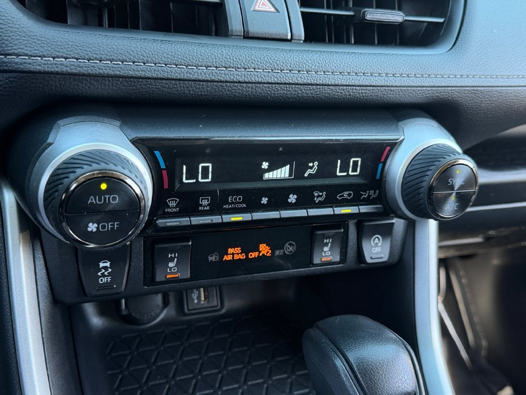 2025 Toyota RAV4 XLE W/ SUNROOF!