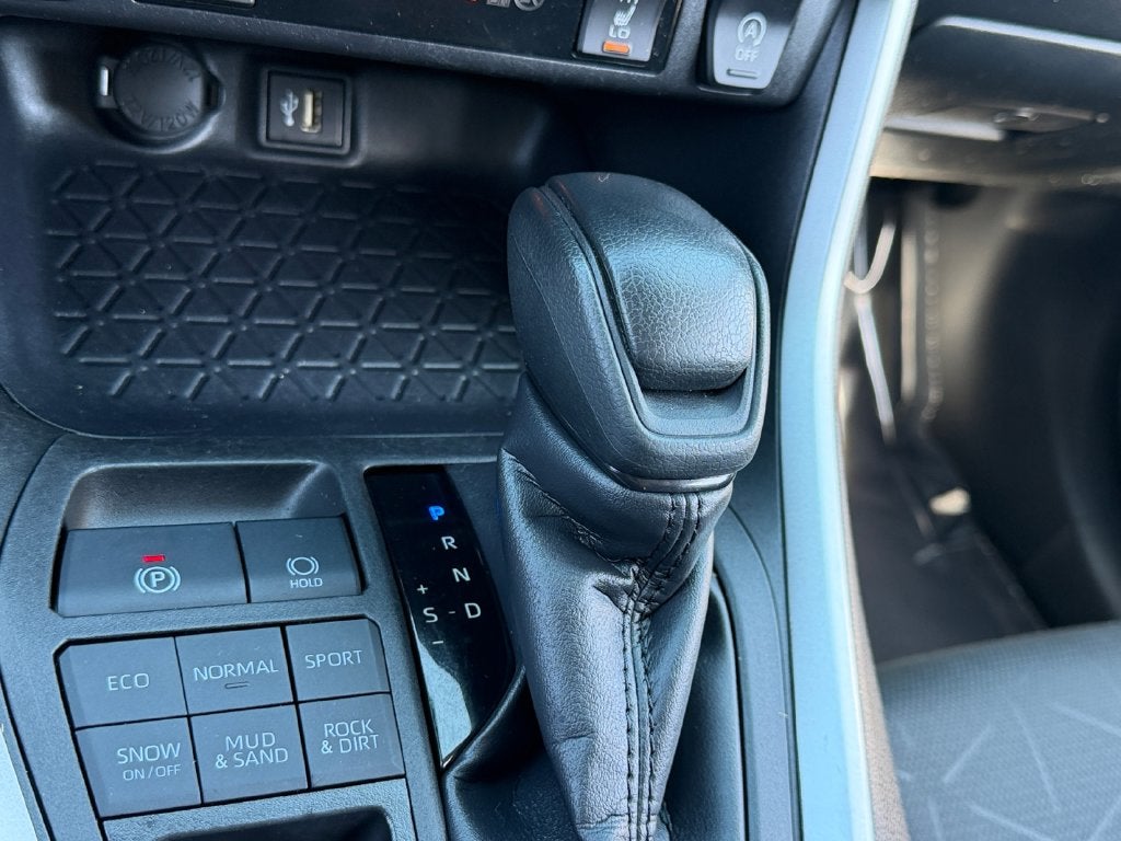 2025 Toyota RAV4 XLE W/ SUNROOF!
