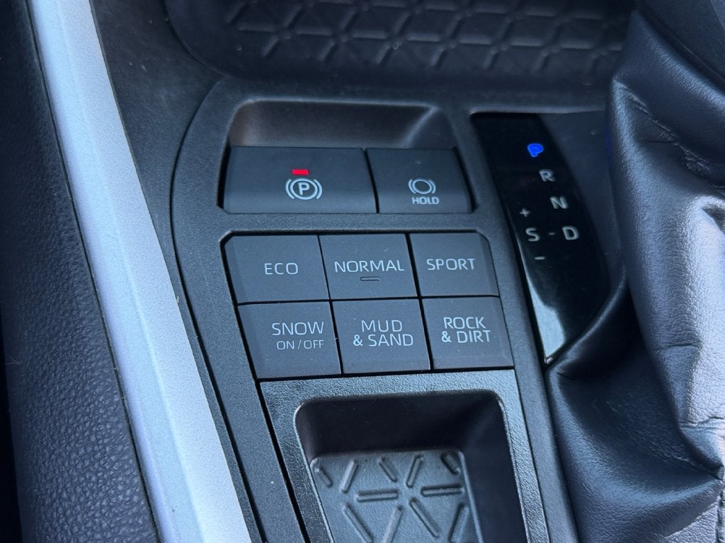 2025 Toyota RAV4 XLE W/ SUNROOF!