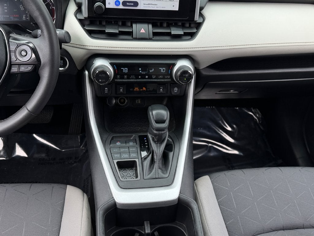 2023 Toyota RAV4 XLE W/ SUNROOF!