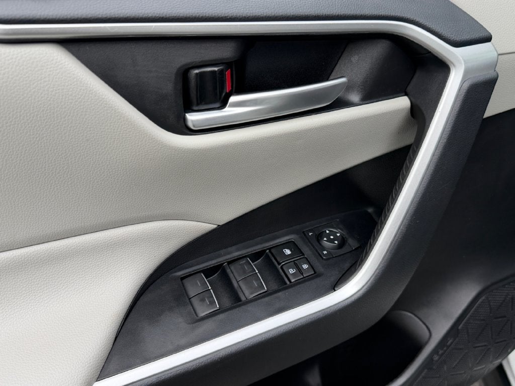 2023 Toyota RAV4 XLE W/ SUNROOF!