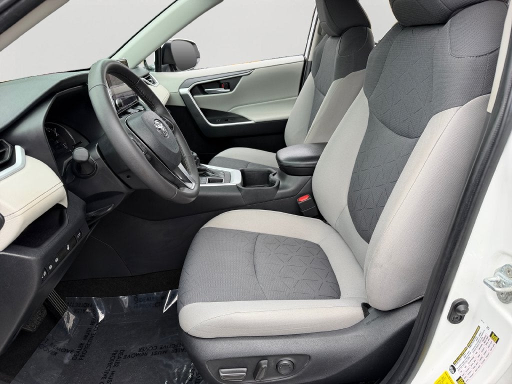 2023 Toyota RAV4 XLE W/ SUNROOF!