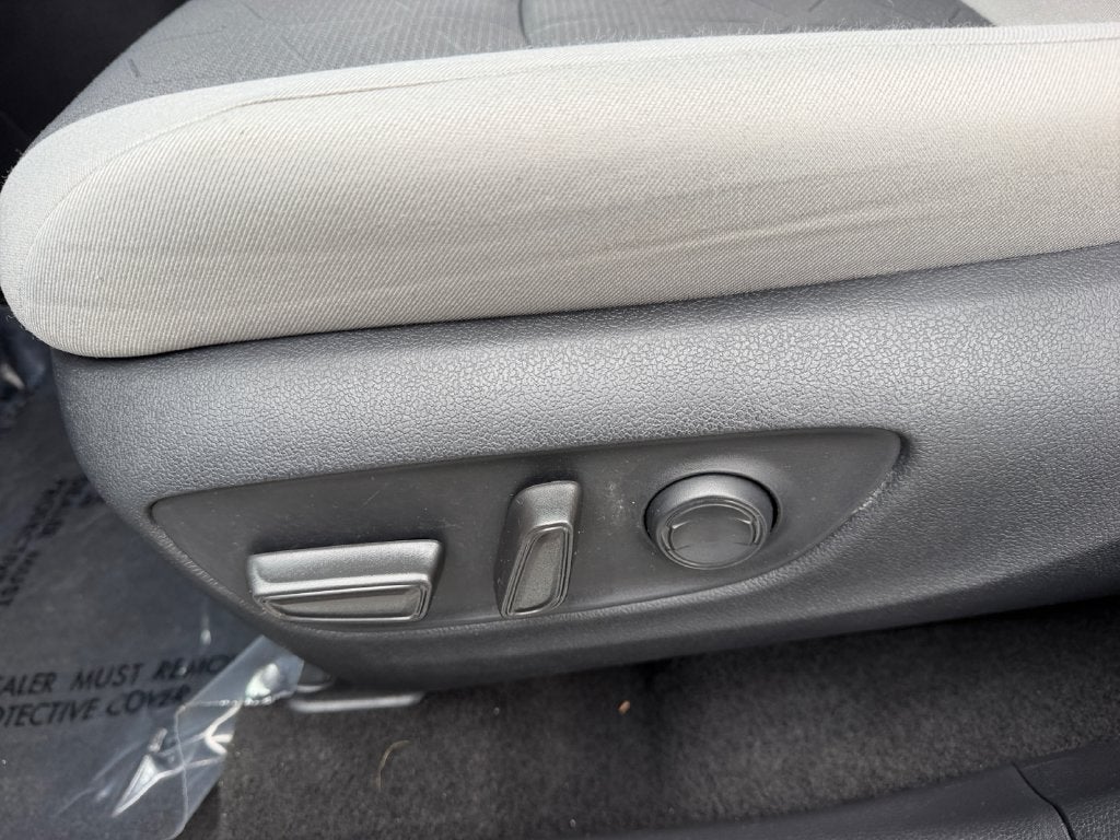 2023 Toyota RAV4 XLE W/ SUNROOF!