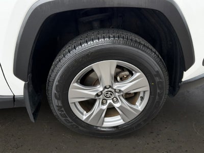 2023 Toyota RAV4 XLE W/ SUNROOF!
