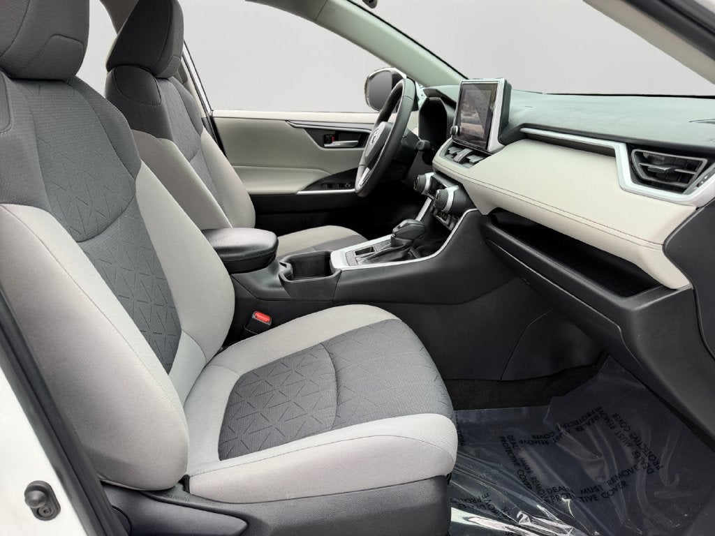 2023 Toyota RAV4 XLE W/ SUNROOF!