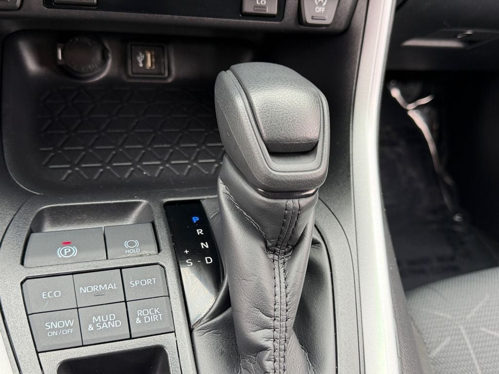 2025 Toyota RAV4 XLE CERTIFIED W/ SUNROOF & COLD WEATHER PACK!