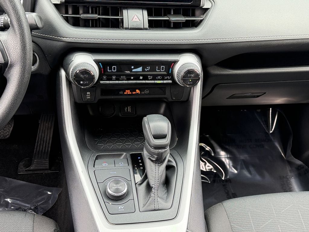 2025 Toyota RAV4 Hybrid XLE W/ SUNROOF!