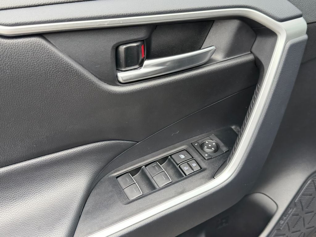 2025 Toyota RAV4 Hybrid XLE W/ SUNROOF!