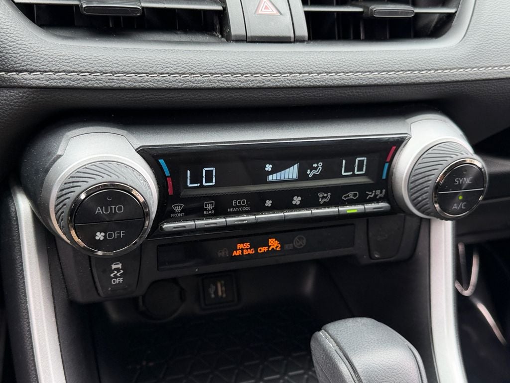 2025 Toyota RAV4 Hybrid XLE W/ SUNROOF!