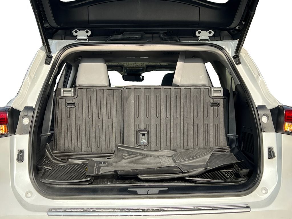 2023 Toyota Highlander XLE Clean SUV!