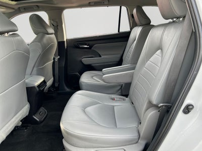 2023 Toyota Highlander XLE Clean SUV!