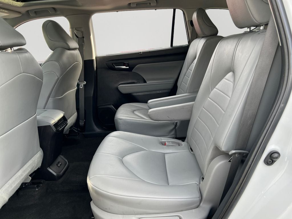 2023 Toyota Highlander XLE Clean SUV!