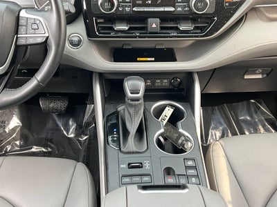 2023 Toyota Highlander XLE Clean SUV!