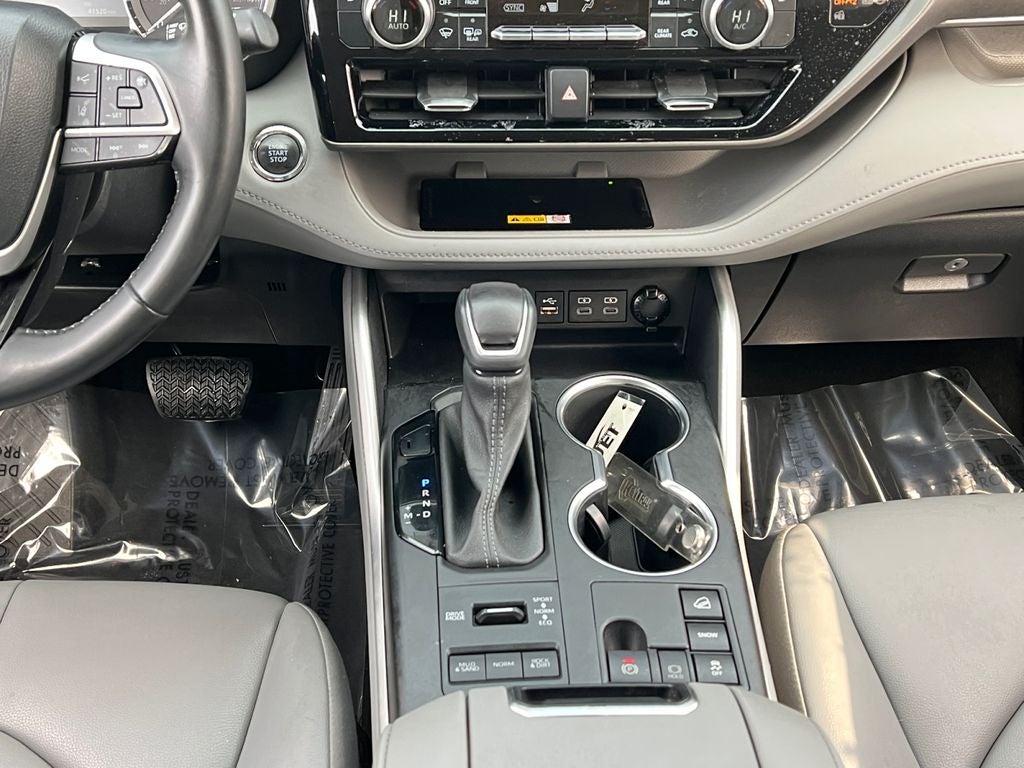 2023 Toyota Highlander XLE Clean SUV!