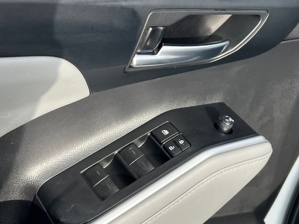 2023 Toyota Highlander XLE Clean SUV!