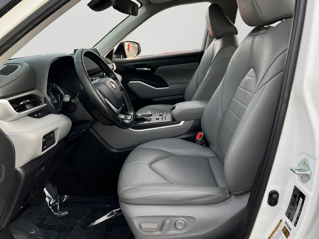 2023 Toyota Highlander XLE Clean SUV!