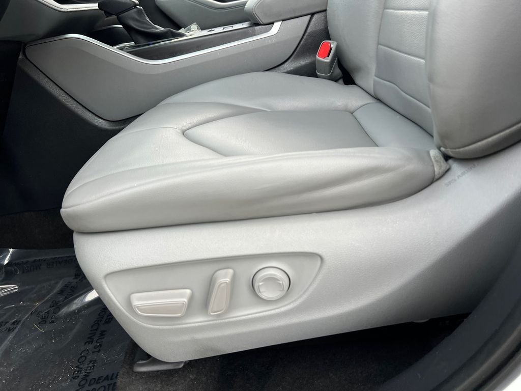 2023 Toyota Highlander XLE Clean SUV!