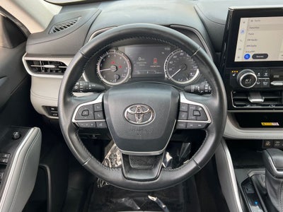 2023 Toyota Highlander XLE Clean SUV!