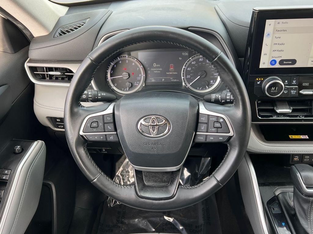 2023 Toyota Highlander XLE Clean SUV!