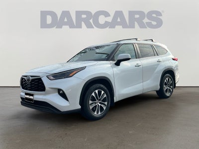 2023 Toyota Highlander XLE Clean SUV!