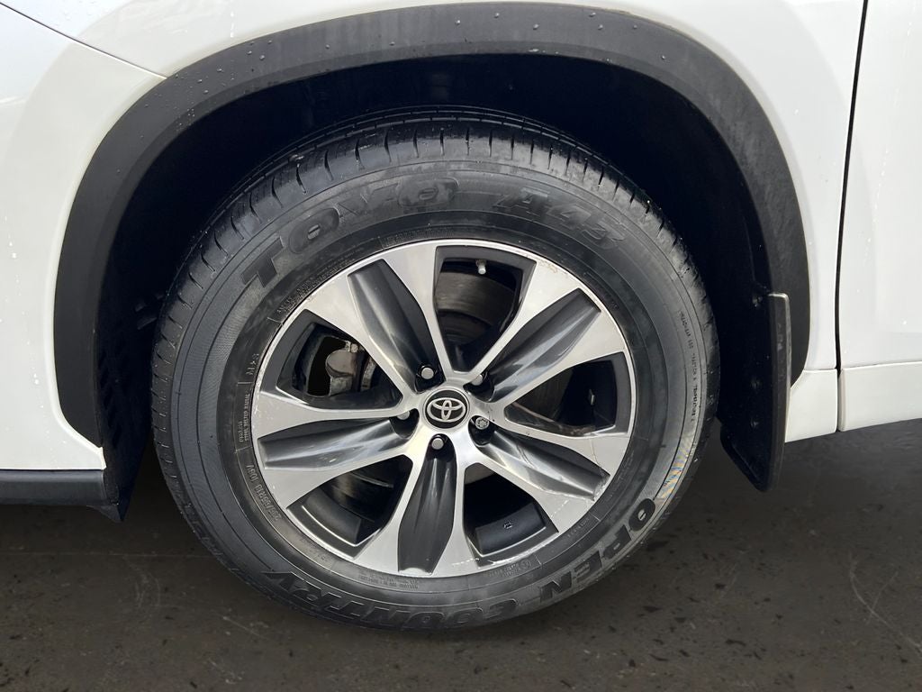 2023 Toyota Highlander XLE Clean SUV!