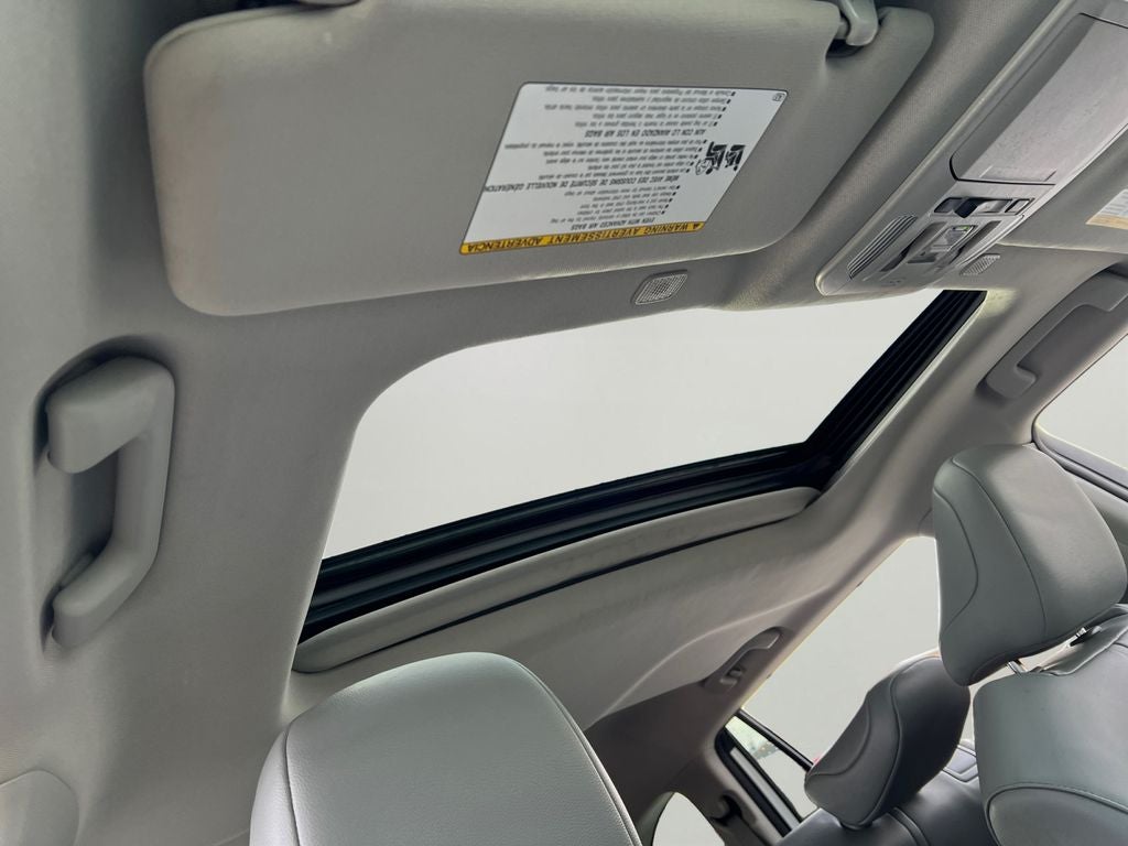 2023 Toyota Highlander XLE Clean SUV!