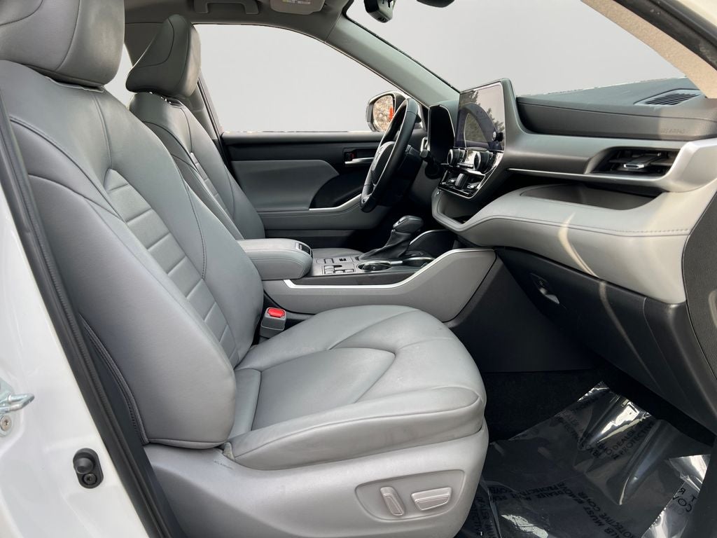 2023 Toyota Highlander XLE Clean SUV!