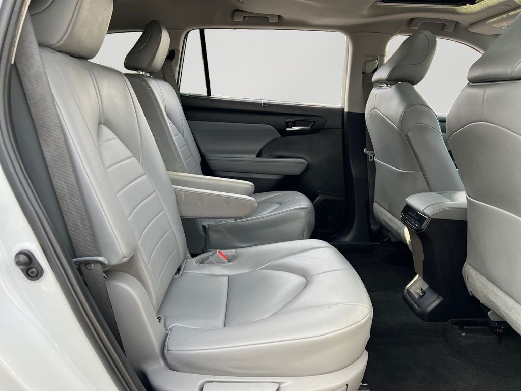 2023 Toyota Highlander XLE Clean SUV!