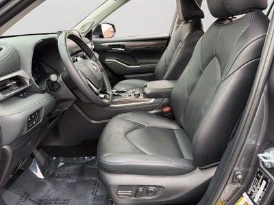 2025 Toyota Highlander Limited Low Miles!