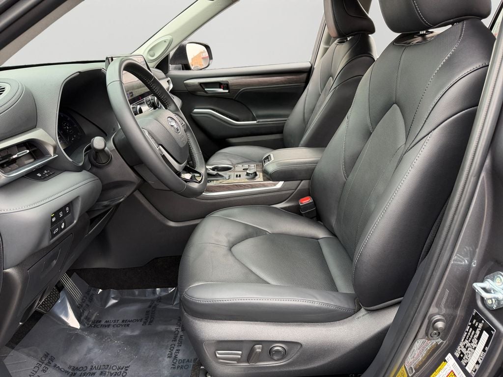2025 Toyota Highlander Limited Low Miles!