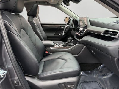 2025 Toyota Highlander Limited Low Miles!