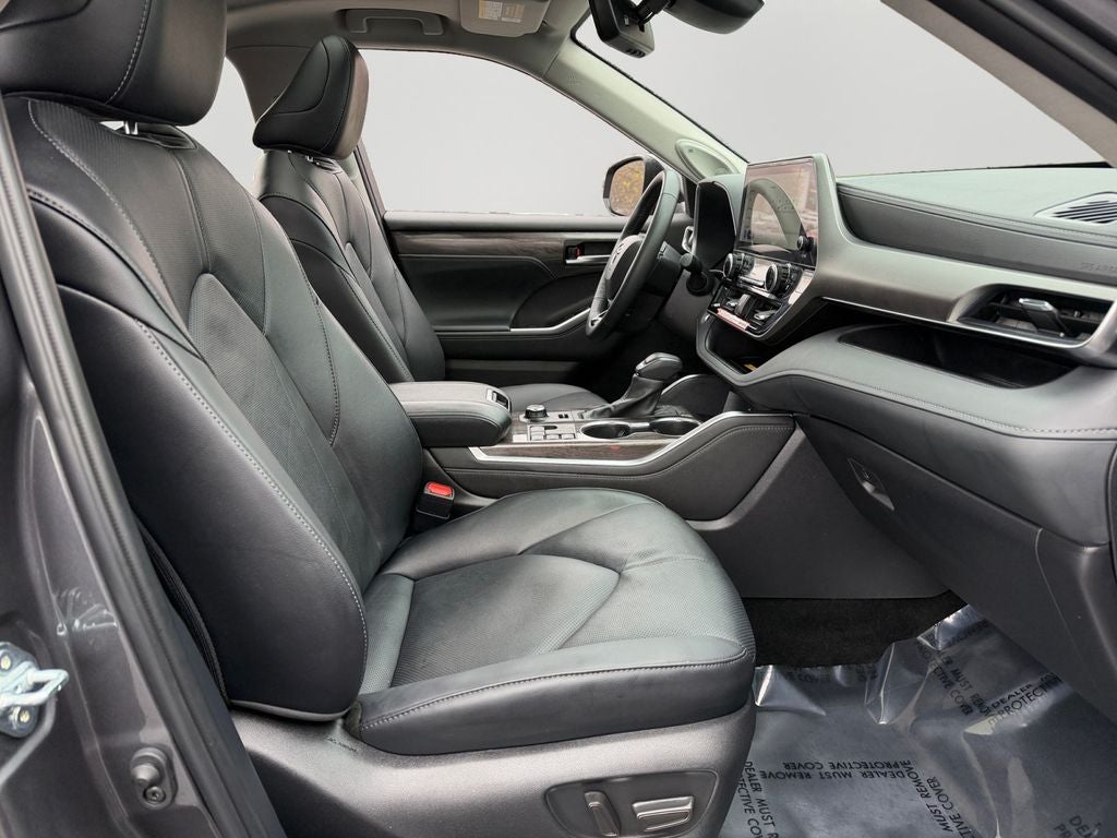 2025 Toyota Highlander Limited Low Miles!