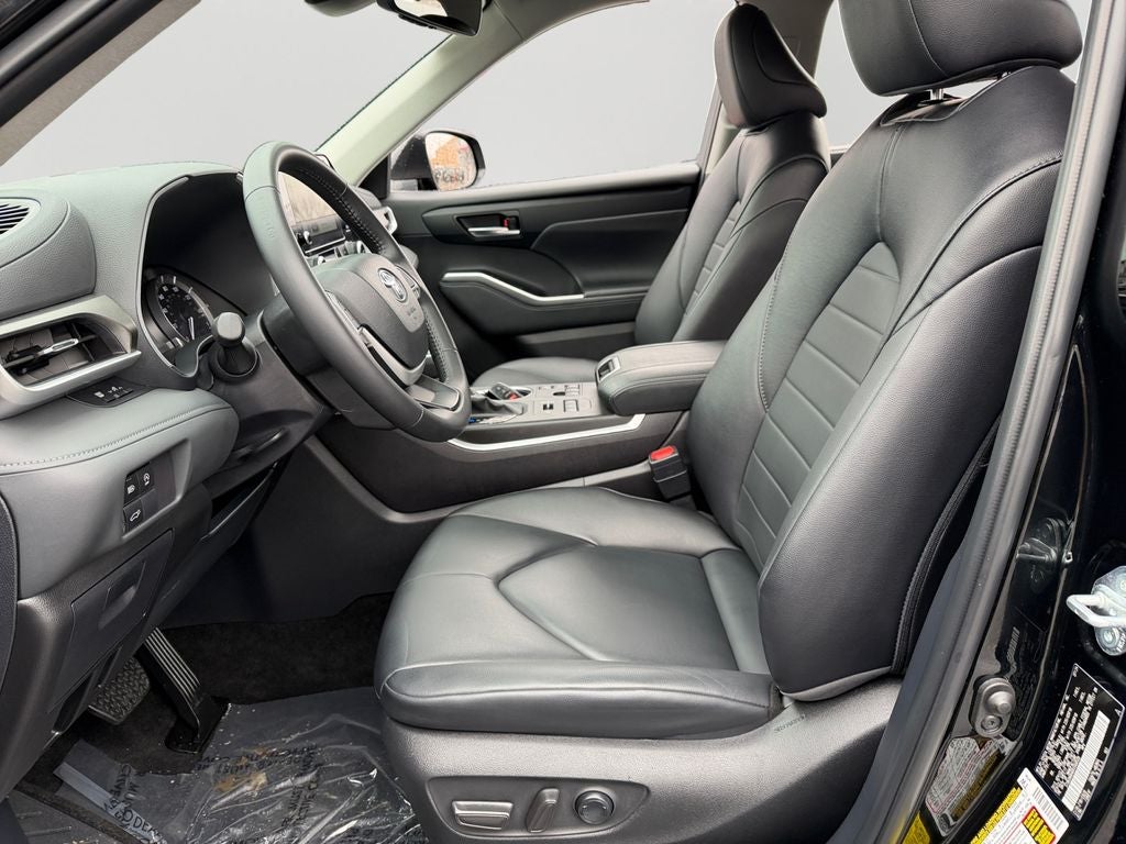 2024 Toyota Highlander XLE Super Low Miles!