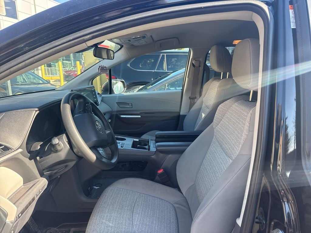 2023 Toyota Sienna LE 8 Passenger