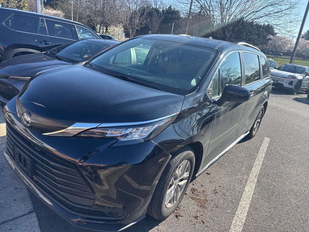 2023 Toyota Sienna LE 8 Passenger