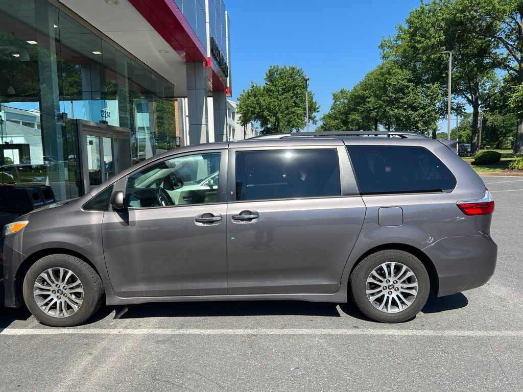2019 Toyota Sienna XLE Premium 8 Passenger LOW MILES!