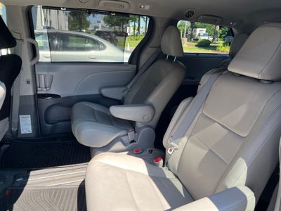 2019 Toyota Sienna XLE Premium 8 Passenger LOW MILES!