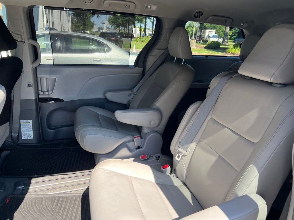 2019 Toyota Sienna XLE Premium 8 Passenger LOW MILES!