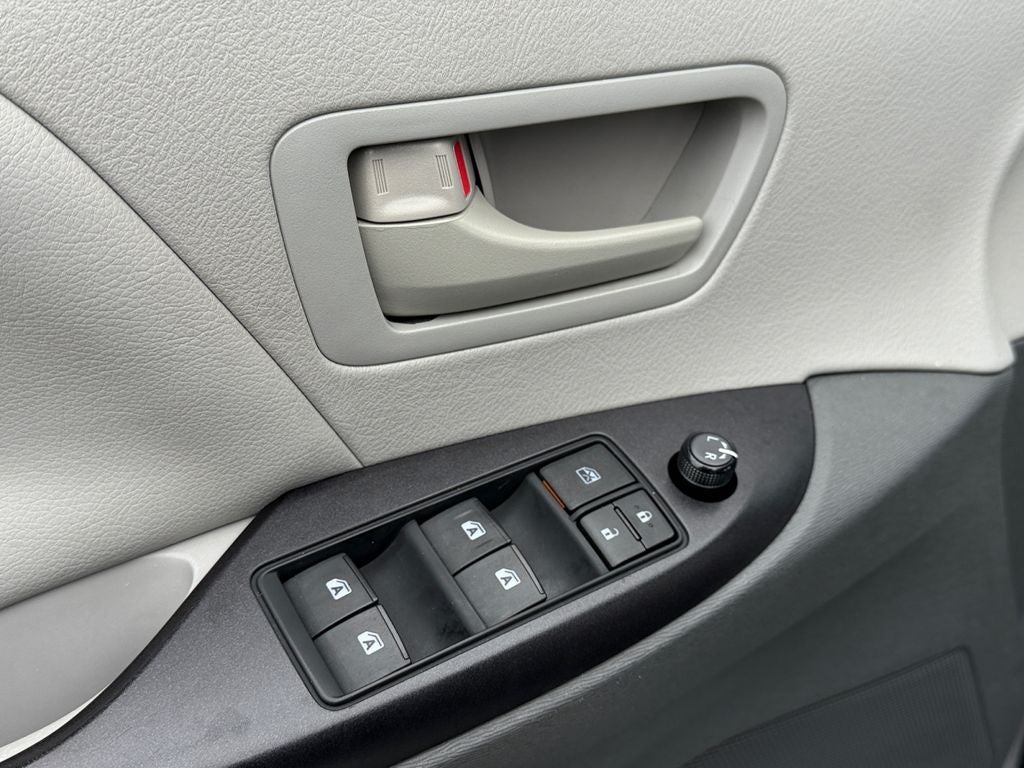 2015 Toyota Sienna L 7 Passenger Low Miles!