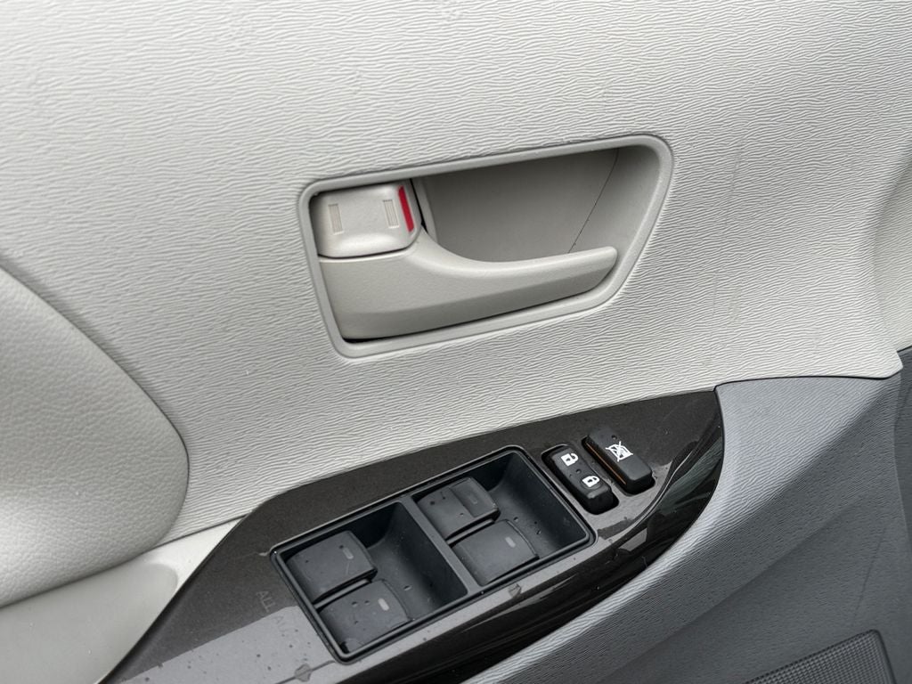 2014 Toyota Sienna L 7 Passenger Low Miles!