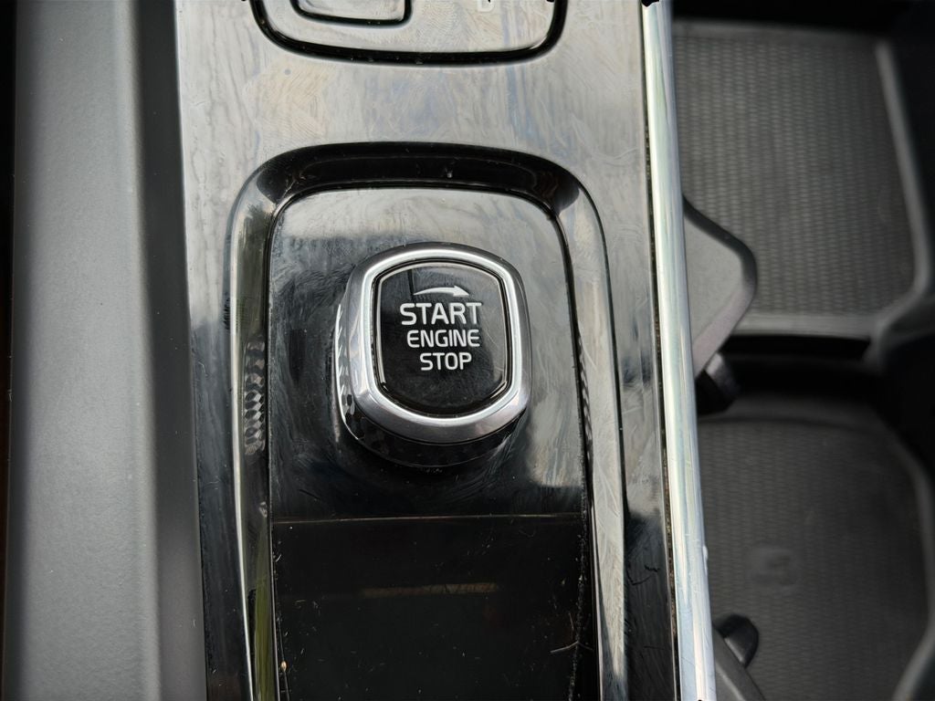 2024 Volvo XC60 B5 Plus Dark Theme