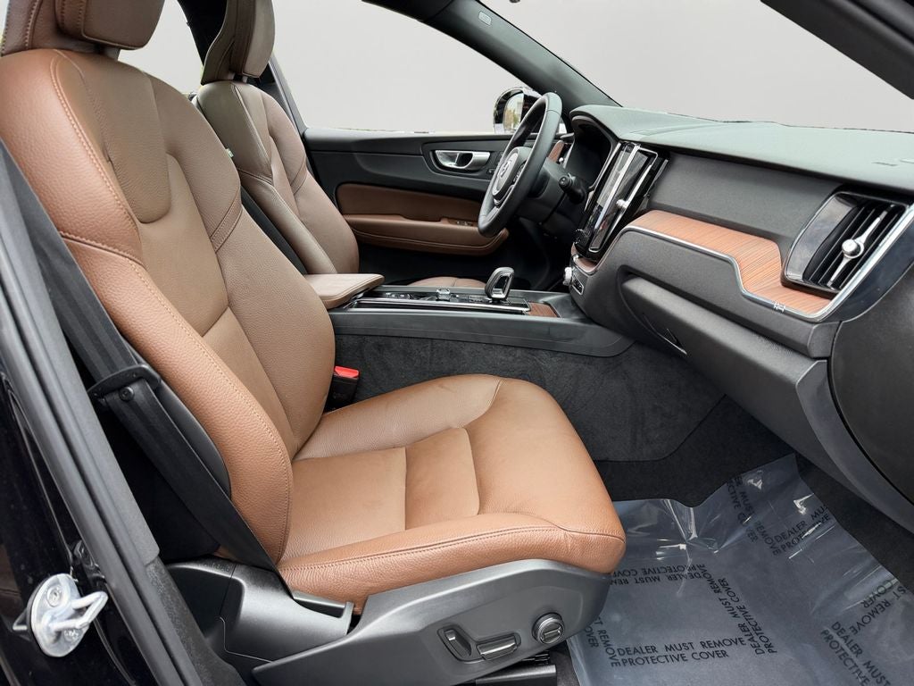 2024 Volvo XC60 B5 Plus Dark Theme